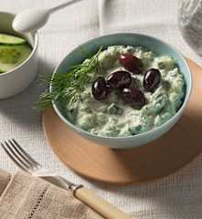 Gurkensalat mit Dill-Rahm-Dressing