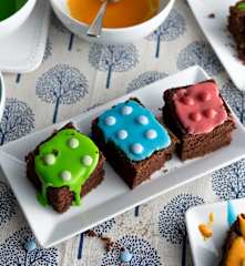 Mattoncini al cioccolato e glassa colorata