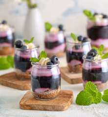 Deser jagodowy w słoiczkach