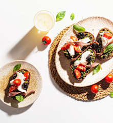 Crostini de tomate y mozzarella