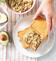 Sándwich de guacamole con atún y huevo duro