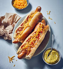 Hot Dogs mit Bierzwiebeln