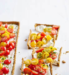 Tarte de três queijos e tomate