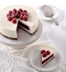 白乳酪覆盆莓果凍蛋糕