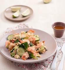 Sałatka bulgur ze szpinakiem, ogórkiem i krewetkami