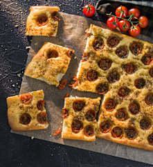 Focaccia de cherrys con hierbas provenzales