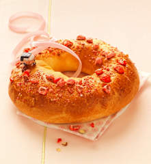 Galette des rois con codette rosa