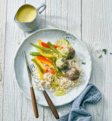 Pulpety z kalafiorowym ryżem, papryką i sosem curry