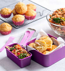 Sałatka z quinoa i muffiny kukurydziane z boczkiem