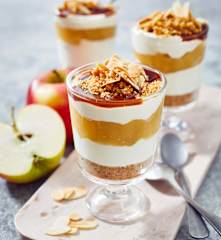 Apfel-Quark-Creme mit Karamellsauce