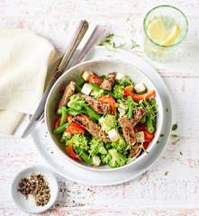 Gebratene Rinderstreifen mit Gemüse und Feta