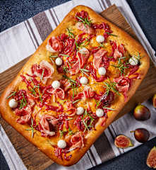 Focaccia con queso de cabra, higos y cebolla caramelizada