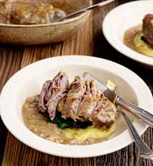 Guancette di manzo sottovuoto con purè e spinaci