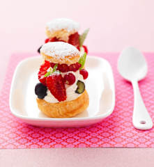 Bignè con crema chantilly e frutti rossi