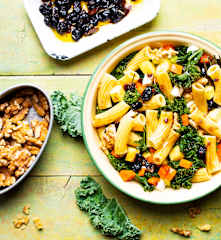 Ensalada de pasta con mango y frutos secos
