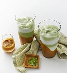 Latte matcha al cocco e caramello