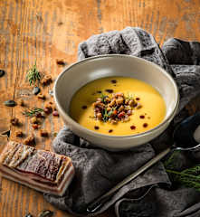 Kürbissuppe mit Speck und Brotwürfeln