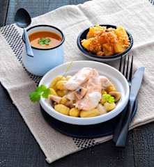 Soupe courge-carotte-cumin, poulet aux gnocchis et champignons et crumble aux pommes