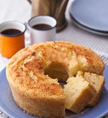 Bolo de mandioca com coco