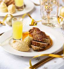 Pilota valenciana con sus purés y caldo de puchero