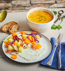 Velouté de courge au curcuma, légumes vapeur et œuf au plat