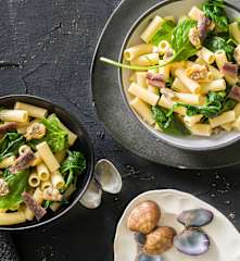 Macarrones con espinacas, almejas y anchoas