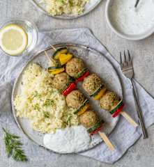 Szaszłyki z kurczaka z ryżem i sosem jogurtowym