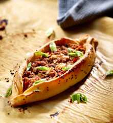 Teigschiffchen mit Rinderhack - Etli Pide