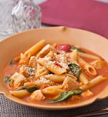 Penne com frango e rúcula