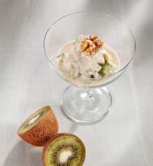 Postre de kiwi con salsa de yogur y vainilla
