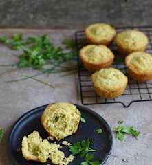 Magdalenas de parmesano y hierbas