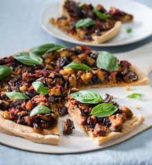 Pizza integral con berenjena asada picante