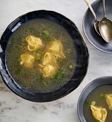 Caldo de galinha com tortellini de camarão