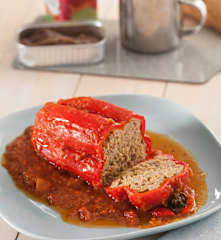 Pimientos rellenos de carne con salsa de tomate al vermut