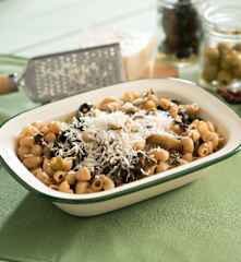 Coditos con acelgas y aceitunas