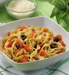 Tagliatelle al basilico al sugo di olive e pomodori