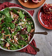 Salada de trigo-sarraceno com salmão e romã