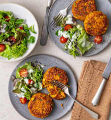 Gemüselaibchen auf Salat mit Joghurtdressing