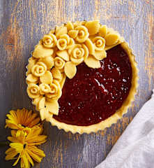 Crostata in fiore alla confettura di fragole
