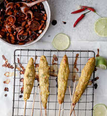 Satay z kurczaka po balijsku z marynowanymi warzywami (TM6, TM7)