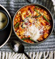 Pesto-Bohnen-Eintopf mit Nudeln