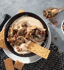 Hummus de coliflor rehogada con champiñones y beicon