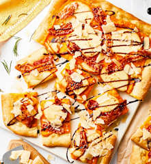 Pizza gialla mit Kürbiscreme, Scamorza und Speck