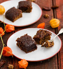 Bolo molhado de nozes e tâmaras