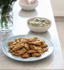 Bastones de merluza con mayonesa de palta