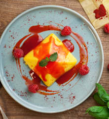 Piramide allo zafferano con coulis ai lamponi e basilico