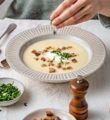 Knoblauchcremesuppe mit geröstetem Bauernbrot