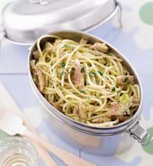 Massa com conserva de sardinha e pão ralado