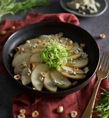 Pear and blue cheese salad with hazelnuts (Thermomix® Cutter)