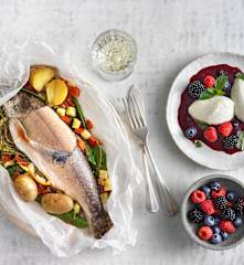 Menü: Kräutersaibling im Gemüsepackerl; Kalte Topfennockerl auf Beerenröster